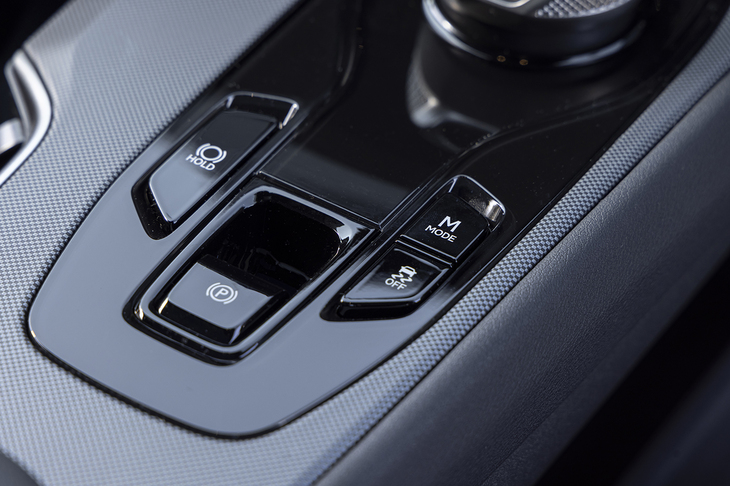 マニュアルシフト感を味わえる「インタラクティブマニュアルドライブ」のスイッチはセンターコンソールに。有段ATのような制御は備わっておらず、自分で操作しないと同じ段の仮想ギアで引っ張り続けることになる。