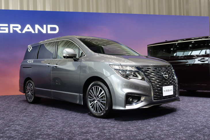 発表会場に展示された、3代目「日産エルグランド」（2010年～2026年）。