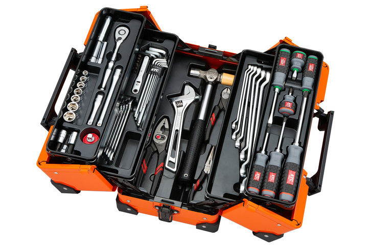 板ラチェット差し替えドライバーセットなどKTC自慢の56のアイテムを両開きのメタルケース、それもこのセールだけのブライトオレンジのEK-10Aケースに収めた特別仕様。通常なら10万4241円相当が7万7544円という価格も大きな魅力。