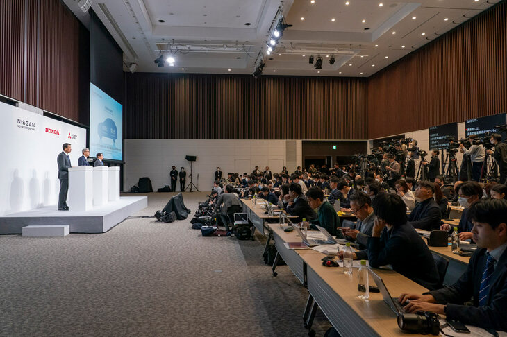 2024年12月23日の共同記者会見の様子。一般メディアではすでに既定路線のように語られている日産とホンダ（そして三菱）の経営統合だが、現状はまだ「検討を始めることで合意した」だけ。また報道資料に「日産の事業構造計画『ターンアラウンド』の取り組みが着実に実行されることを前提に」とあったように、統合はあくまで日産の事業健全化が条件となっているのだ。