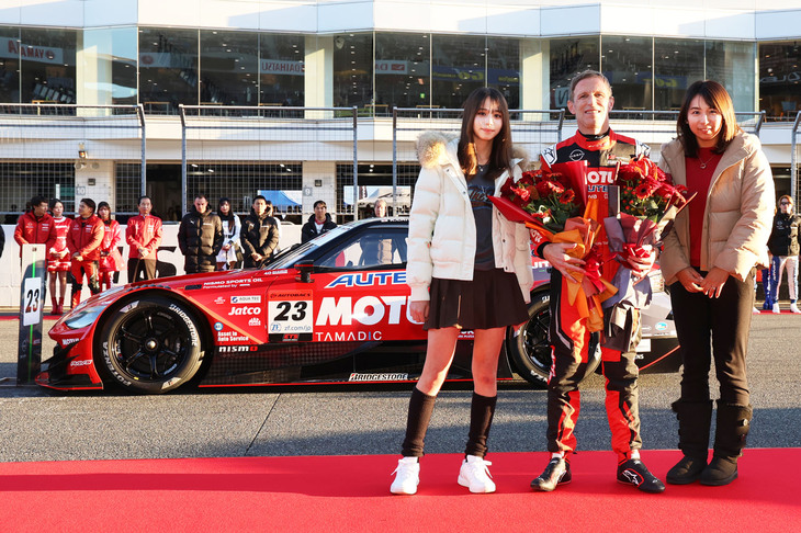 松田次生選手からロニー・クインタレッリ選手への花束贈呈の後、サプライズとしてロニーの奥さんとお嬢さんが登場。彼女らからも花束が贈られた。