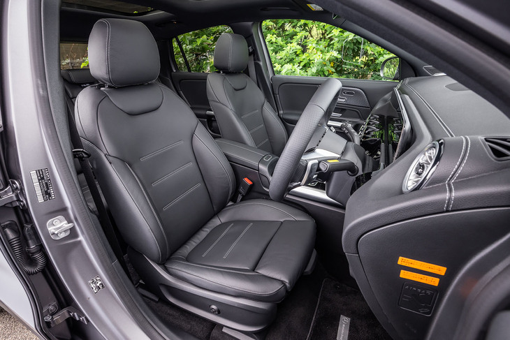 オプションの「AMGレザーエクスクルーシブパッケージ」を選択すると、写真のブラック本革シートが装着される。前席のシートには、いずれもヒーターとメモリー付き電動調整機構が備わる。