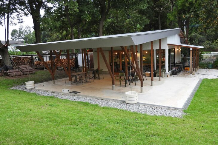 カメラを抱えて歩き疲れたので、キャンプ場のカフェ「鹿のねどこ」でひと休みする。