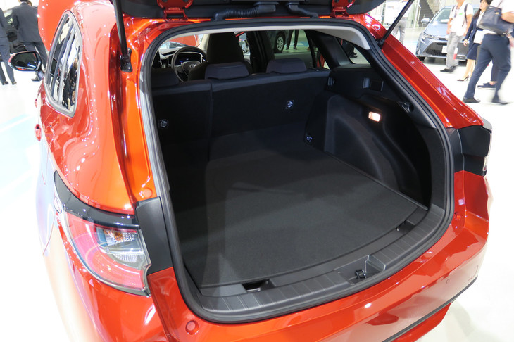 トヨタ・カローラ ツーリング ハイブリッドS（ラゲッジルーム）