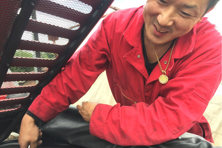 酒井メカは金のネックレスがよく似合う。