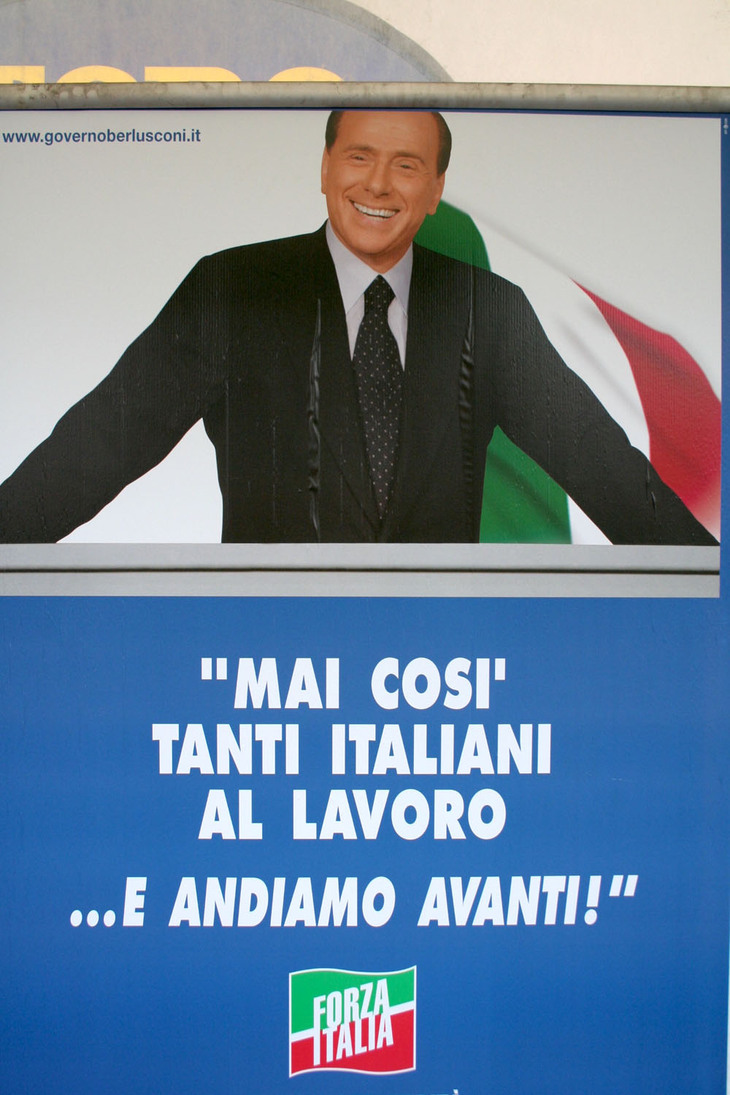 「かつてないイタリア人の高い就業率。前進しよう」と記されたシルヴィオ・ベルルスコーニのポスター。短く単純なメッセージは、彼が得意とするところであった。2005年に撮影。