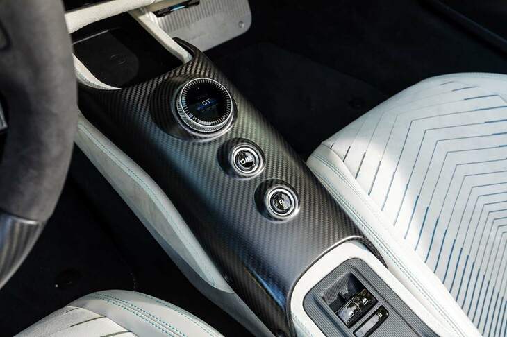 センターコンソールには（写真左上から右下に向かって）走行モードのセレクター、変速方式の切り替えスイッチ（自動／手動）、リバースボタン、ウィンドウの開閉スイッチが並ぶ。