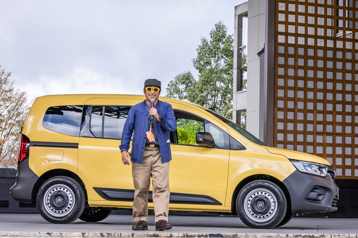 ステージで新型「カングー」を運転した感想を述べた安田大サーカスの団長安田さん。「運転はしやすくなりましたが、その雰囲気はまぎれもなくカングーです」と新型を絶賛した。