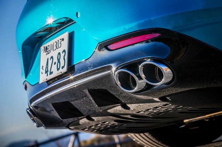 リアエンドには、左右2本ずつ、計4本のエキゾーストパイプが並ぶ。センターにはディフューザーも備わる。