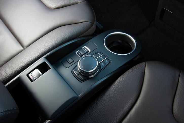 センターコンソールにはインフォテインメントシステムのコントローラーや走行モードの切り替えスイッチ、パーキングブレーキの操作ボタンなどが配されている。