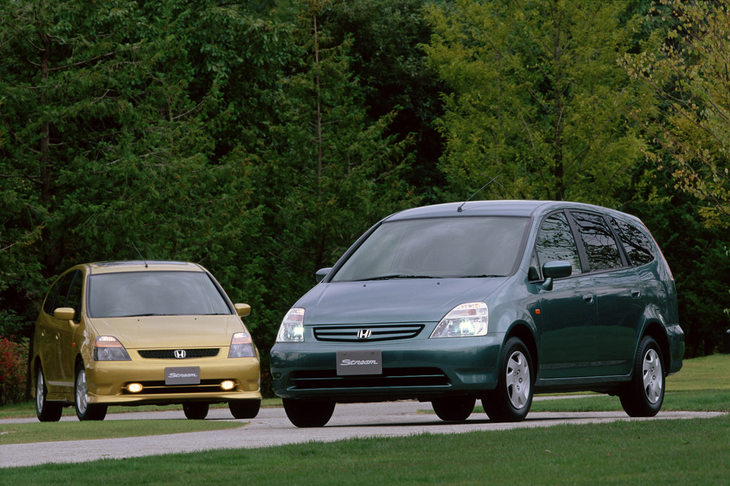 5ナンバー枠に収まるコンパクトなロールーフミニバンとして登場した「ホンダ・ストリーム」。軽快な走りと取り回しのしやすさが特徴で、多くのフォロワーを生んだ。