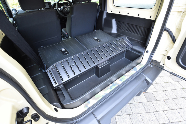 後席を倒した状態の荷室容量は352リッター。試乗車「XC」の荷室後端には、「ラゲッジボックス」と呼ばれる25リッターの予備スペースも用意される。