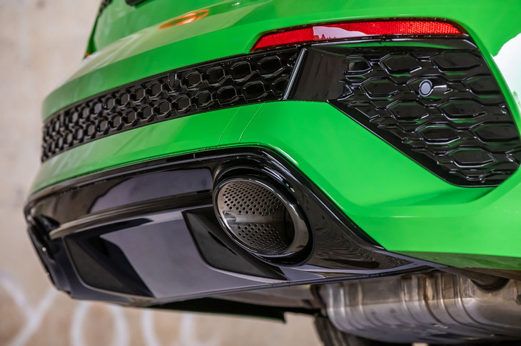 「RS 3セダン」には、ディフューザーが組み込まれた「RS専用リアバンパー」や2つの大きな楕円（だえん）形テールパイプフィニッシャーが標準で装備される。試乗車には高回転域で官能的な直列5気筒サウンドを奏でる「RSスポーツエキゾーストシステム」が備わっていた。