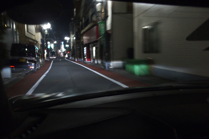 モーターのみで走行する「クワイエット」モードで東京・杉並の住宅街を行く「NSXタイプS」。高性能ミドシップスーパーカーなれど、深夜や早朝でも気を使わず静かに走れるのはありがたい。