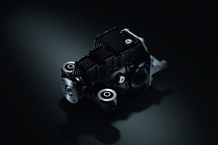 スーパー耐久参戦車両のほかワンメイクレース参戦用グレード「カップカー ベーシック」も採用する冷却フィン付きリアデファレンシャルケースも装備。過酷な走行条件下でもデフオイルの温度上昇を抑制する。