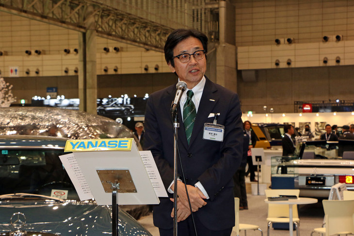 展示車両を紹介する、ヤナセオートシステムズの梶浦誠治氏。