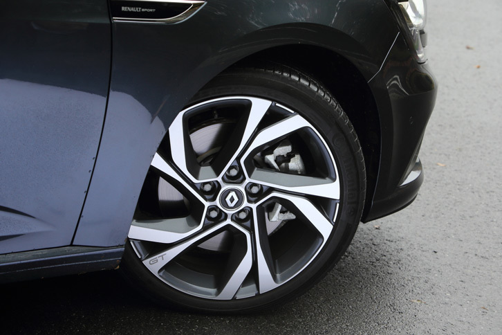 足まわりについては、ワゴンボディーでもハッチバック車と変わらないドライブフィールを実現するため、独自のチューニングを施しているという。