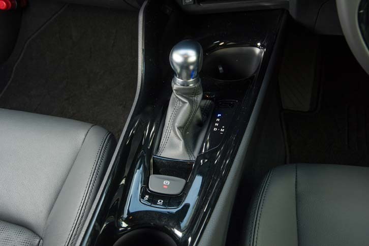 トランスミッションはCVTを採用。1.2リッターターボモデルでは、マニュアルモードによる変速も可能。