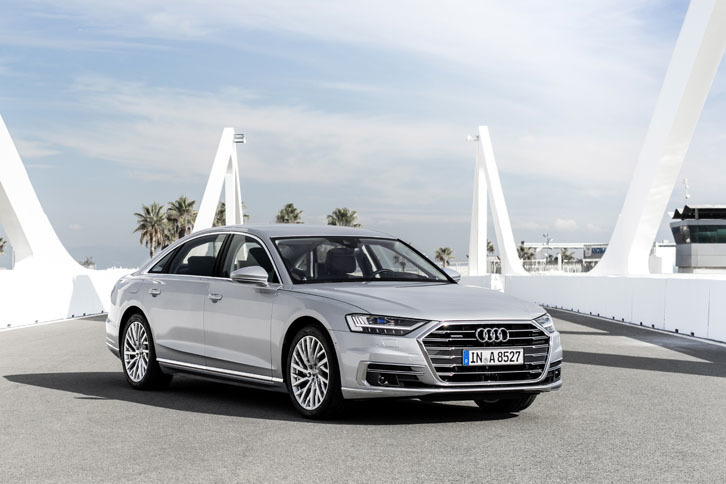 「A8L 55 TFSIクワトロ」の動力性能は、0-100km/hが5.6秒で、最高速は250km/h（速度リミッター作動）。