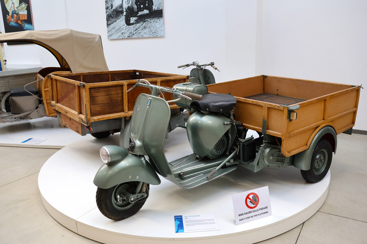 1952年「ピアッジオ・アペ125カッソーネ」。アペがベスパのスクーターから派生したことを物語る初期の一台である。ピアッジオ博物館蔵。