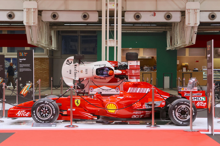 2007年シーズンにおいて、キミ・ライコネンにドライバーズタイトルを、フェラーリにコンストラクターズタイトルをもたらした「F2007」。後方は1972年「BRM P180」。