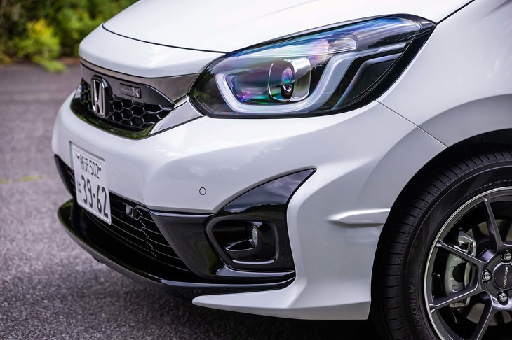 フロントには「Modulo X」ロゴ入りの専用グリルを装着。バンパーの中央下面には、直進安定性を向上させる「エアロスロープ」が設けられている。