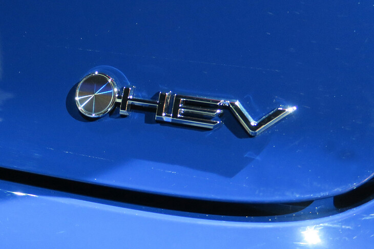 トヨタ・プリウス2.0L HEVプロトタイプ（「HEV」バッジ）