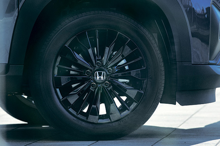 「WR-V」の特別仕様車「ブラックスタイル」の足まわりは、「ベルリナブラック」の17インチホイールとブラックホイールナットで引き締められている。タイヤはベースモデルと変わらず215/55R17サイズとなる。