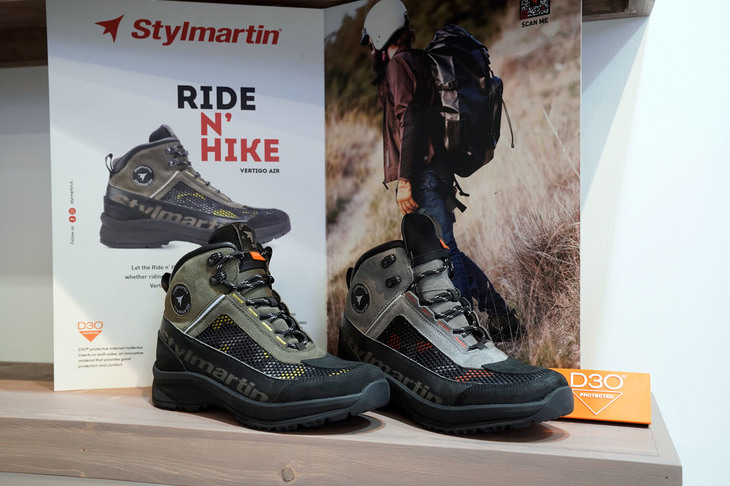 イタリアのライディングシューズブランド、Stylmartin（スティルマーティン）は、ライディングシューズとトレッキングシューズの機能をミックスした「RIDE N’ HIKE」を発表した。現在は欧州でも、バイクキャンプやバイクで登山やハイキングに向かうアクティビティーが人気とのこと。そこでバイクで目的地に移動してもシューズを履き替える必要がない、バイクとトレッキングの2つの機能を併せ持ったシューズを開発したという。耐水性や耐久性、機能性において高い要件が課せられる多機能なシューズを、妥協することなくつくり込んだという。