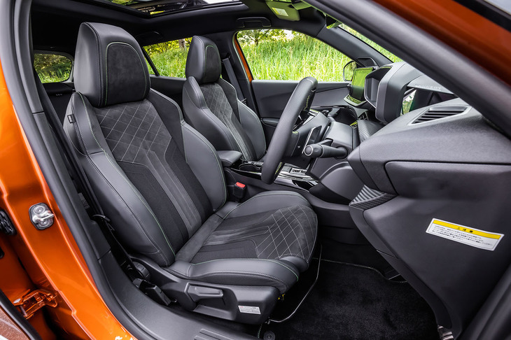 「GT」グレードには、アルカンターラとテップレザーのコンビネーション表皮で仕立てられる「ダイナミックシート」が標準で採用される。前席はシートヒーターも内蔵している。