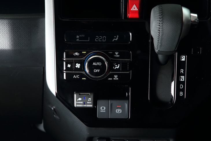 パーキングブレーキは、足踏み式からホールド機能付きの電動式に変更。センタークラスターにはデータ通信も可能なUSBポートが追加された。