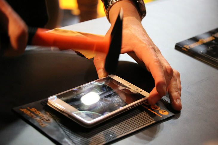 こちらはハンマー攻撃。スマートフォン用保護フィルムの強度を示すデモンストレーション。