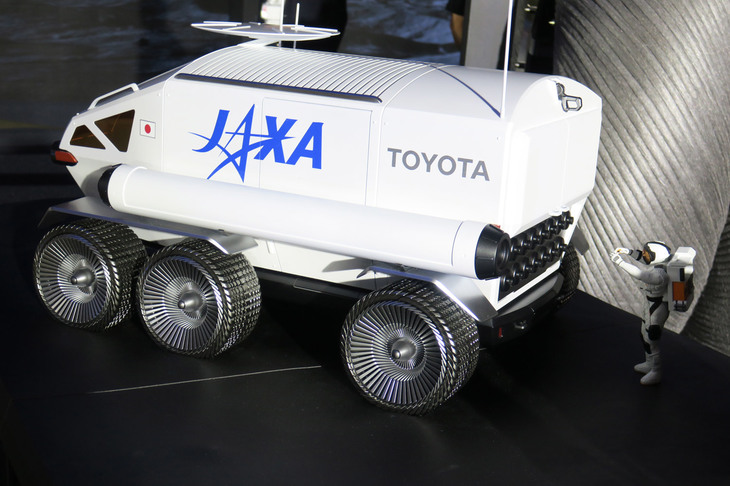 アポロ計画でニール・アームストロング船長が運転した月面バギーは電気自動車だったが、「有人与圧ローバ」は、水素を動力源とした燃料電池車になるようだ。