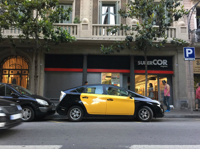 スペイン・バルセロナのタクシー指定色である黄色と黒に塗られた「プリウス」。2017年6月。