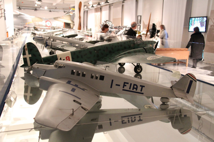1932年「フィアットG2単葉機」の1/10スケールモデル（手前）。フィアット製航空機初のカンチレバーウイング（ステーのない主翼）を採用していた。