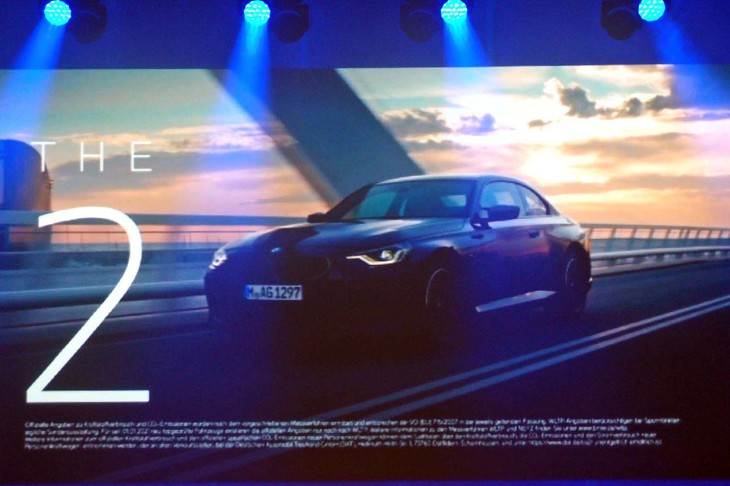 ガソリンエンジン車では、新型「2シリーズ クーペ」が2022年内に導入される見込み。写真は、会場で放映されたプロモーションビデオのひとこま。