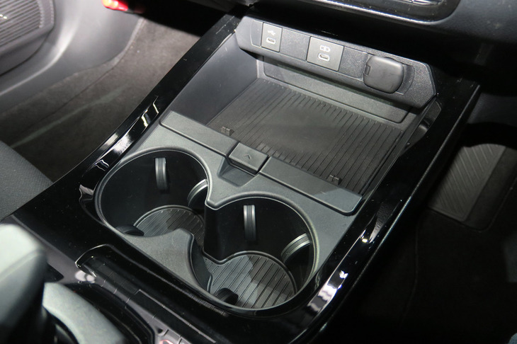 トヨタ・プリウス2.0L HEVプロトタイプ（収納スペース＆ドリンクホルダー）