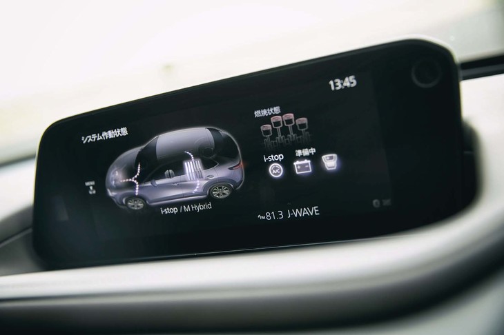 「CX-30」の「スカイアクティブX」搭載車には、マイルドハイブリッドシステムも採用されている。その作動状況はモニター上でも確認できる。