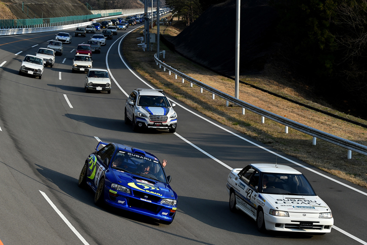 フィナーレは希望者による高速周回路のパレードラン。先導するのは先に紹介した1989年「レガシィRS 10万km速度記録車」と98年「インプレッサWRC98」。