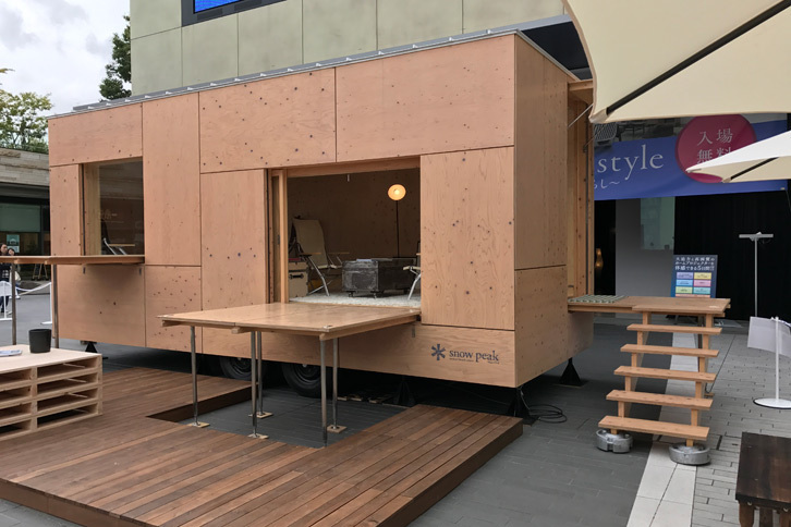 スノーピークが提案するトレーラーハウス「住箱」。建築家の隈 研吾さんとのコラボ商品で、素材には鉄骨とヒノキ合板が用いられる。中型車以上でのけん引が可能だが、移動や設置はスノーピークで行うことも可能。本体価格は378万円で、2017年4月末の発売から、すでに十数台が販売されている。