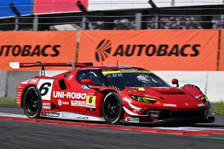 GT300クラスの勝者はNo.6 UNI-ROBO BLUEGRASS FERRARI（片山義章／R.メリ・ムンタン）。予選27位からの逆転勝利だった。