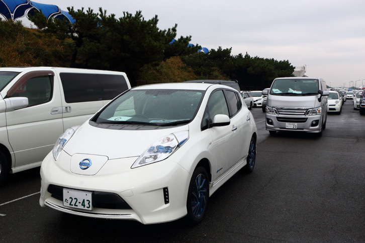 電気自動車である「リーフ」の「エアロスタイル」もオーテックの製品。その後方に見えるのは、「NV350キャラバン ライダー」だ。