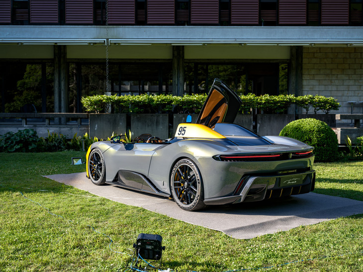 「B95」のフロントスクリーンは、世界初となる電動調整式のポリカーボネート製。走行中の空気をキャビン上方に効率よく流す仕組みになっている。0-100km/h加速は2秒以下、最高速300km/h以上を誇る。