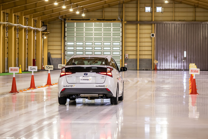 氷上（表面温度はマイナス10度）における30km/hからの制動比較試走の様子。「アイスガード７」のほうが「アイスガード6」よりも制動距離が短いことを確認できた。完全停止からの発進時も、前者のほうが明らかにグリップ力が高かった。