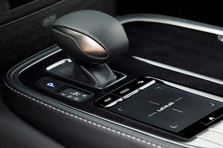 「LS500h」ではハイブリッドシステムに備わる動力分割機構と、4段ギアの“副変速機”によって変速が行われ、10段AT相当のワイドレシオを実現している。