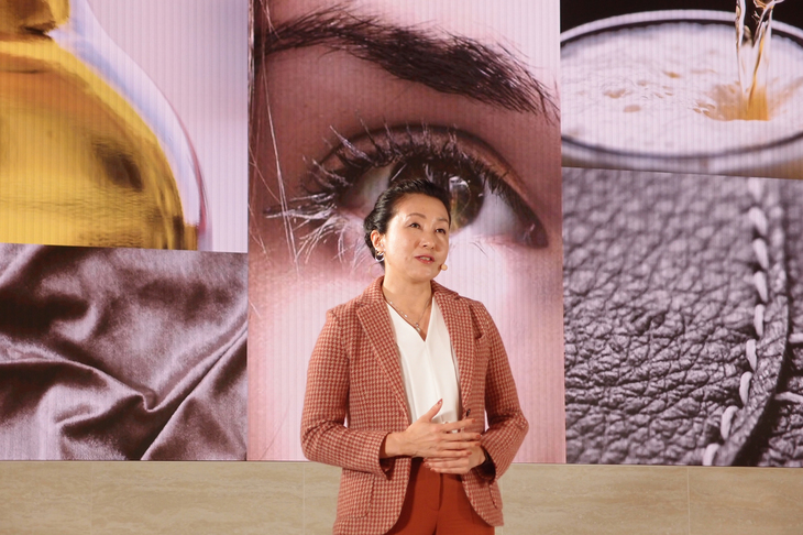 「レクサスUX」の開発責任者である、加古 慈（ちか）チーフエンジニア。これまでのキャリアでインテリア開発に関わってきた加古氏は、今回、「部品単位ではなく、インテリア全体で感性にうったえることの重要性を痛感した」という。「女性開発者ということで工夫した点はあるか」との質問に対しては、「特に女性だからというわけではないが、自分の（小柄な）体格でも自然に操作・操縦できるように配慮した」などと答えた。