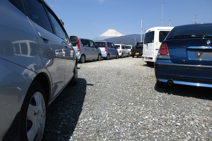富士山を望む広大な土地に、激安中古車がズラリと並ぶ。