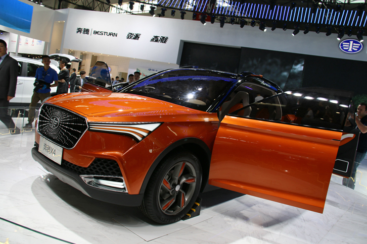 「北汽ベスターンX4コンセプト」。クモの巣を連想させる大胆なグリルを持つSUV。