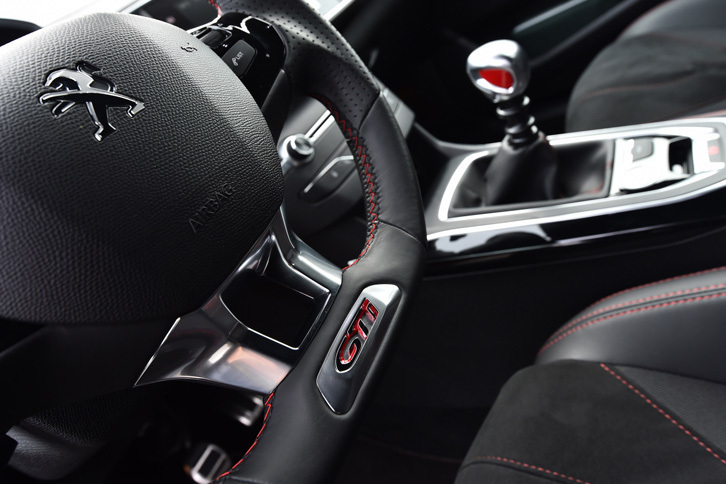 ステアリングホイールに施された「GTi」のロゴ。GTiとは、1984年にデビューした「205GTi」から使われている、プジョー伝統のスポーツモデルの名称だ。