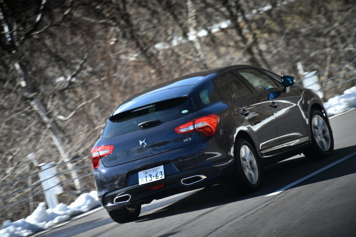 BlueHDiには、酸化触媒、SCR（選択還元触媒）、DPF（微粒子フィルター）という3ステップの排ガス後処理システムが装着されている。